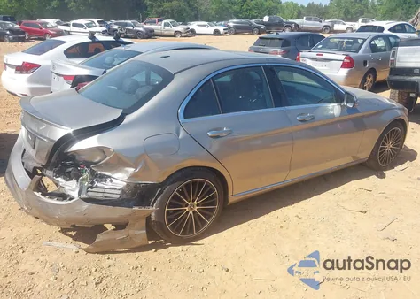 2019 Mercedes-Benz C 300 z USA, uszkodzony, nr VIN 55SWF8DB8KU308975